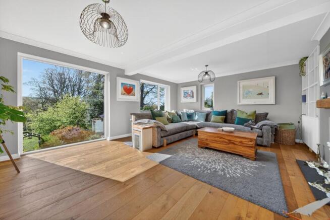 5 bed Detached for sale Image 2