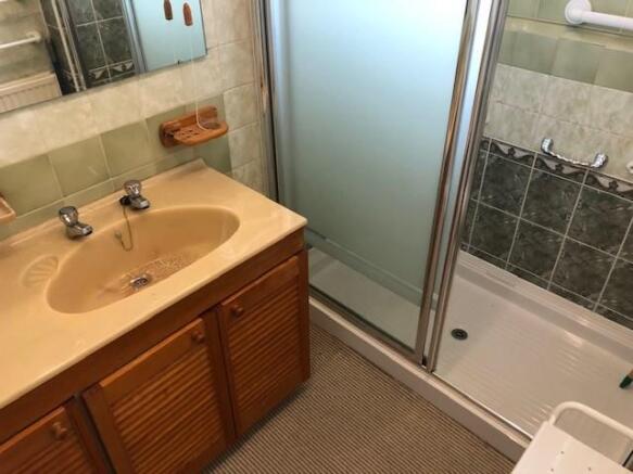 25 Oakside Shower T202109010928.jpg