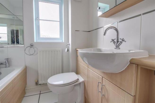 EN-SUITE SHOWER ROOM