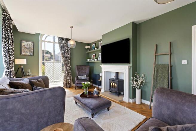 5 bed Detached for sale Image 9