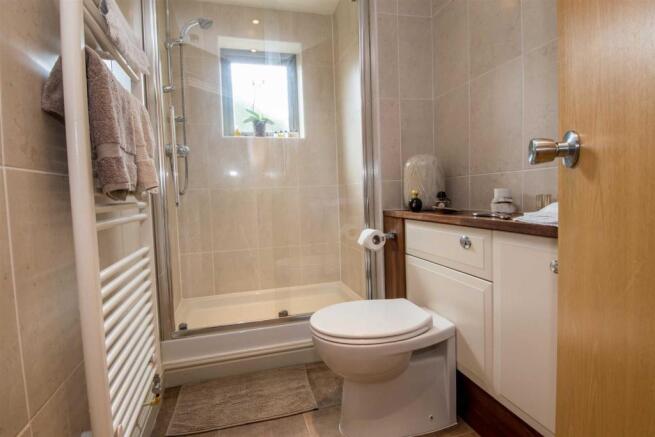 EN-SUITE SHOWER ROOM