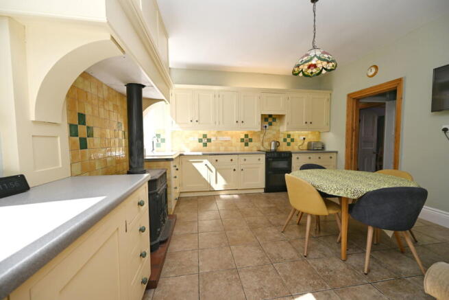 6 bed Detached for sale Image 5
