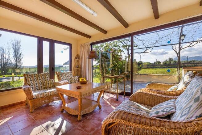 BEAUTIFUL VILLA WITH SWIMMING POOL AND COVERED BBQ AREA 