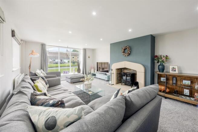 4 bed House for sale Image 4