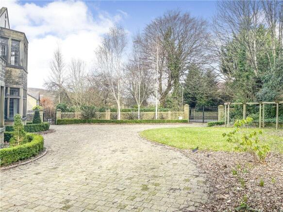 5 bed Detached for sale Image 12