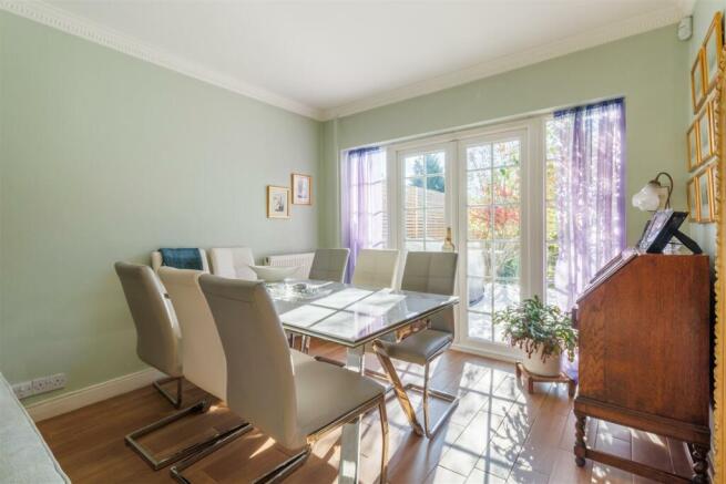 SITTING/DINING ROOM pic 2