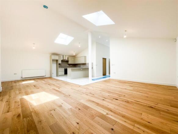 4 bed Semi-Detached to rent Image 7