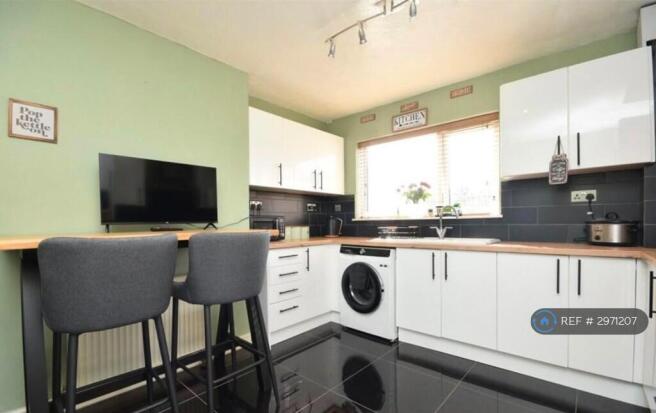 3 bed Semi-Detached to rent Image 2