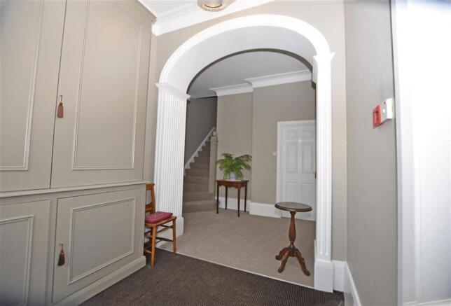 2 bed Apartment to rent Image 11