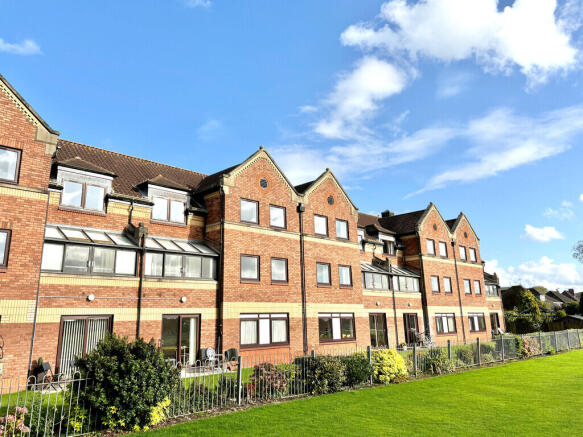 2-bed flat on Taylors Field, Kings Mill Road, Driffield, £125,000