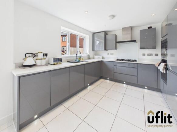 4 bed Detached for sale Image 7