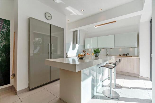 5 bed Semi-Detached for sale Image 4