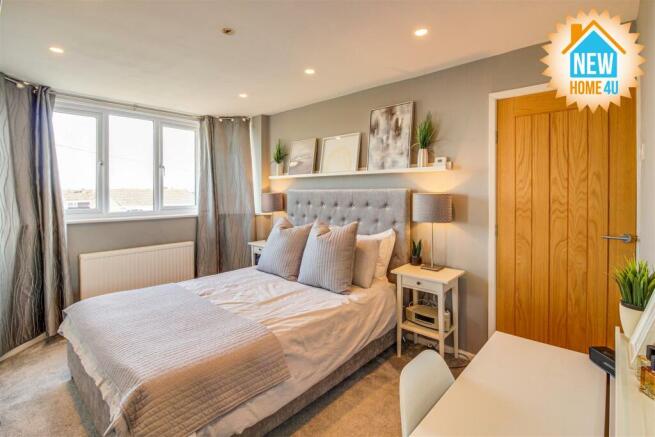 MAIN BEDROOM:
