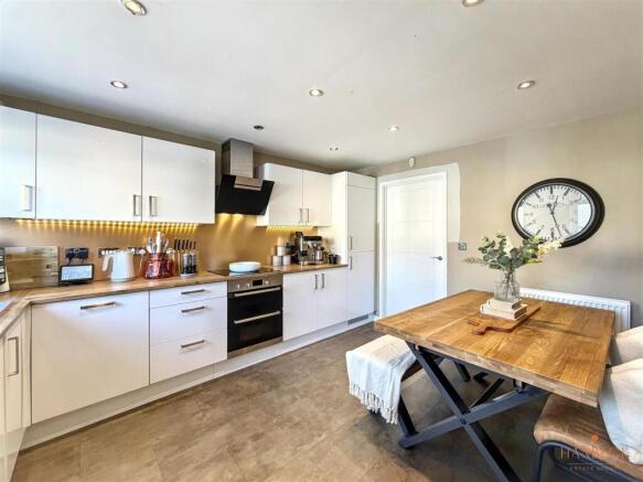 3 bed Semi-Detached for sale Image 4