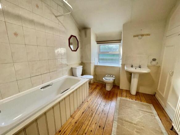 Spacious Bathroom