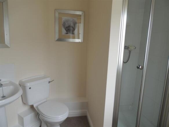 Shower En Suite: