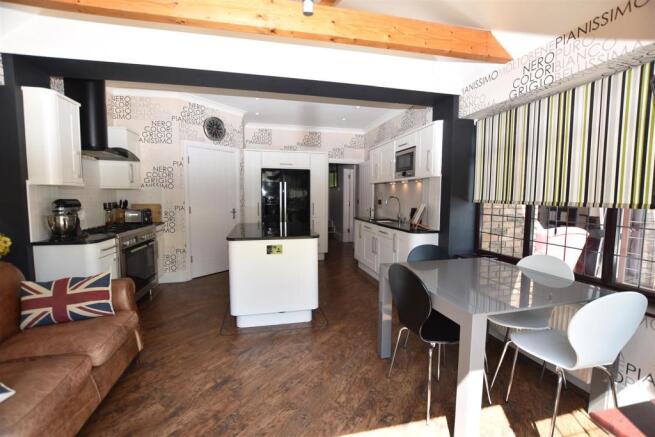 KITCHEN/FAMILY ROOM