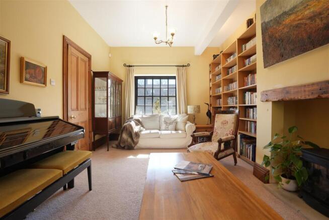 6 bed Semi-Detached for sale Image 11