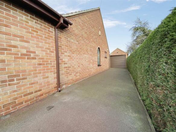 Large Driveway & Garage 249