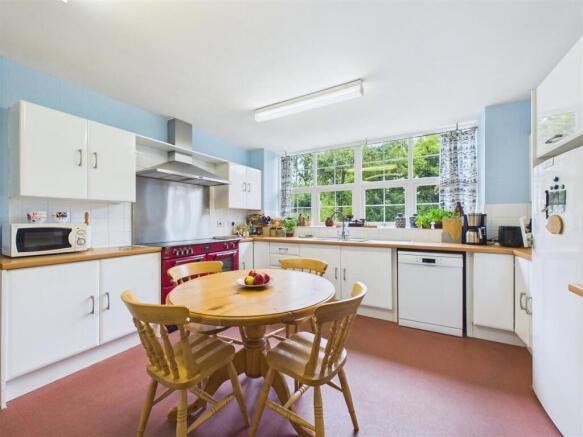 6 bed Semi-Detached for sale Image 10