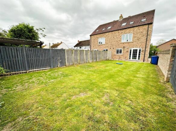 3 bed Town House for sale Image 4
