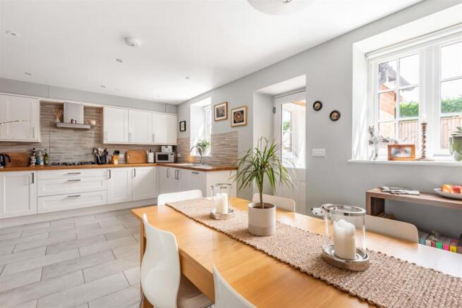 Kitchen / Dining Roo