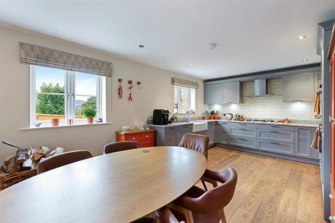4 bed Detached for sale Image 6