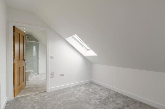 4 bed Semi-Detached to rent Image 6