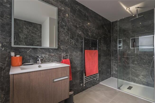 6 bed Detached for sale Image 8