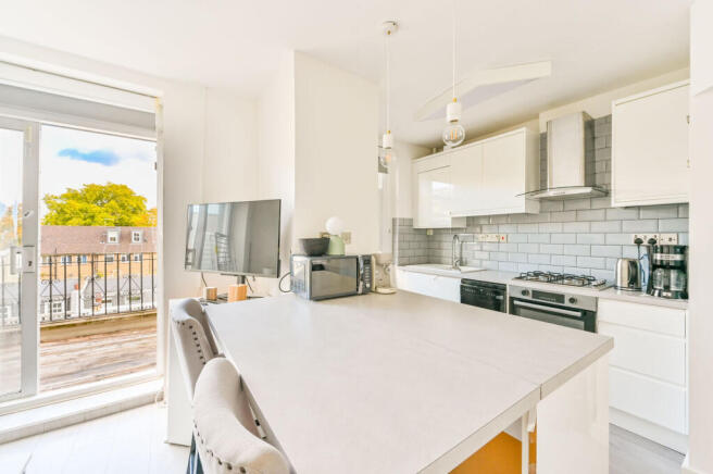 2-bed flat on Lancaster Gate W2, Lancaster Gate, London, W2, £700,000
