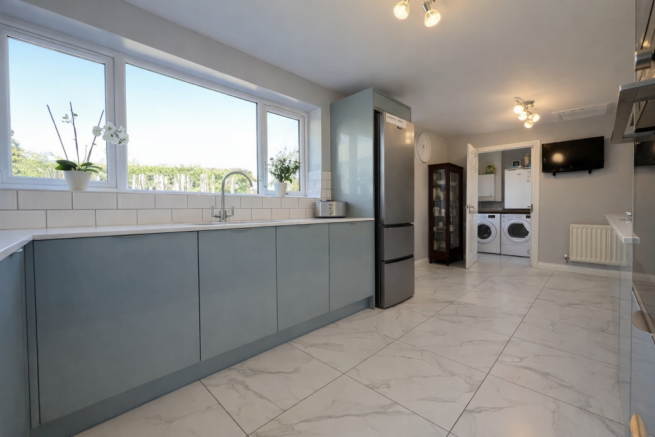 6 bed Detached for sale Image 6