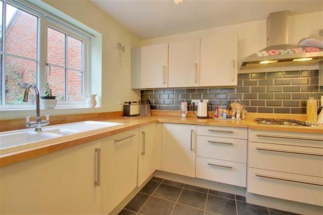 KITCHEN/BREAKFAST AREA