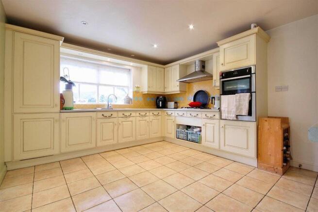 Kitchen 2_lzn.jpg