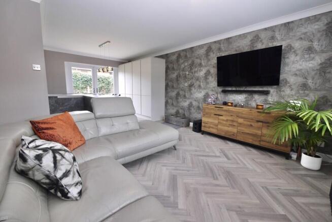 5 bed Detached for sale Image 12