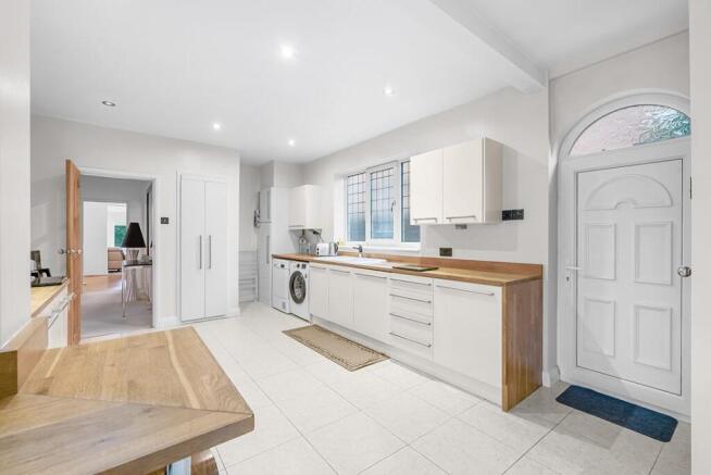 4 bed House for sale Image 6