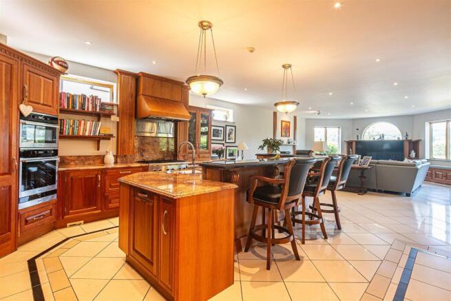 5 bed Detached for sale Image 6