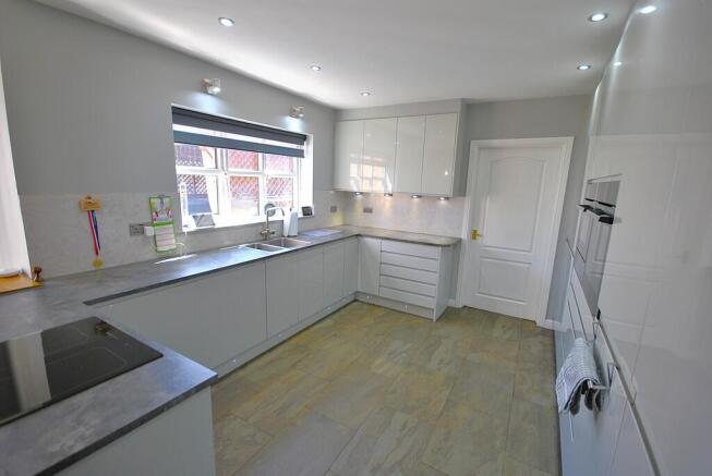 4 bed Detached for sale Image 9