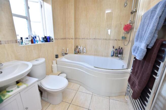 EN-SUITE BATHROOM