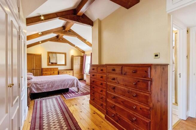 4 bed House for sale Image 11