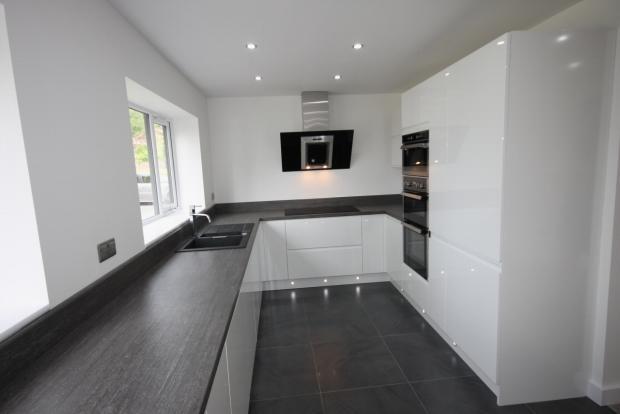 Impressive `L` Shaped Breakfast Kitchen