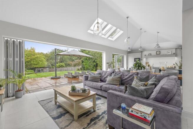 87 Hamilton Road, HP13 5BQ-11.jpg