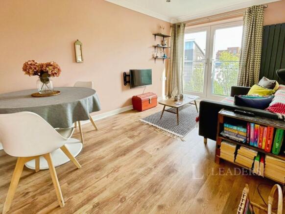 Lounge/Dining