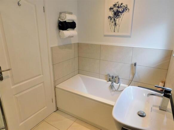 BATHROOM 2.JPG