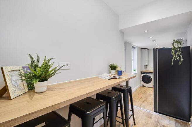 6 bed House to rent Image 6
