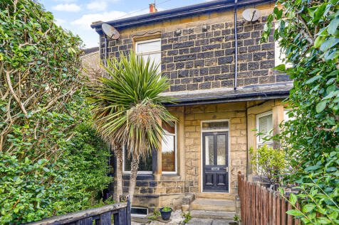 Otley Road, Guiseley, LS20 8LZ ~ GOOD SIZED property over THREE floors in PROXIMITY to the Whitecross area of Guiseley ~