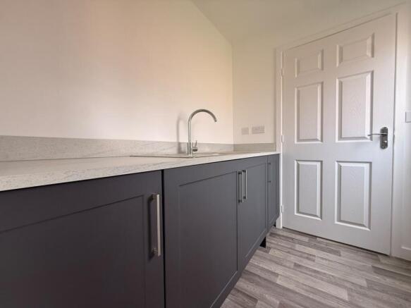 4 bed House to rent Image 4