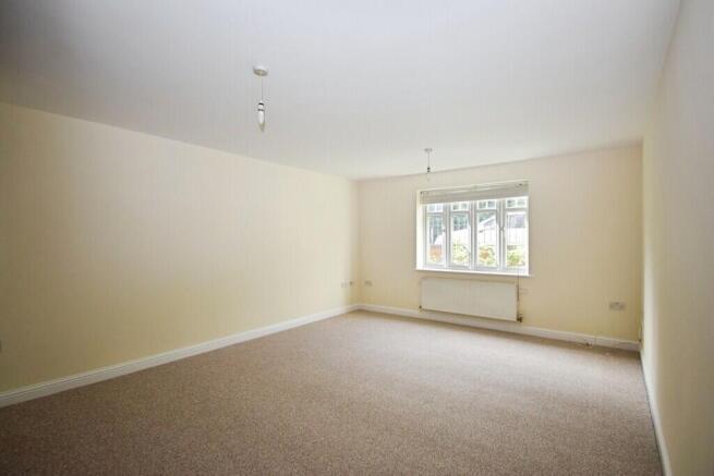2 Lloyd Court, li...
