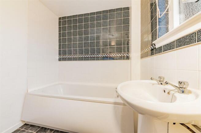 35 Lulworth Court Dundee-7.JPG