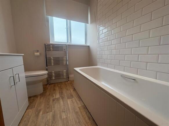 2 bed Terraced to rent Image 8