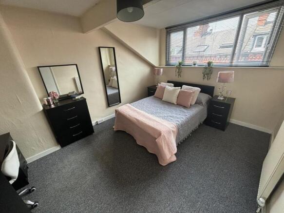 4 bed Terraced to rent Image 12